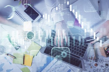 Erkeklerin ellerinin bilgisayar klavyesini ve forx grafik hologramını yazarken çoklu pozlama. Üst Manzara. Finans piyasası kavramı.