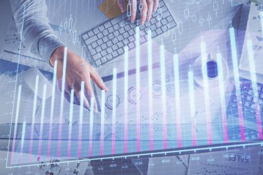 Erkeklerin ellerinin bilgisayar klavyesini ve forx grafik hologramını yazarken çoklu pozlama. Üst Manzara. Finans piyasası kavramı.