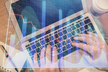 Erkeklerin ellerinin bilgisayar klavyesini ve ön grafik hologram çizimlerini yazarken çifte pozlama. Üst Manzara. Finans piyasası kavramı.