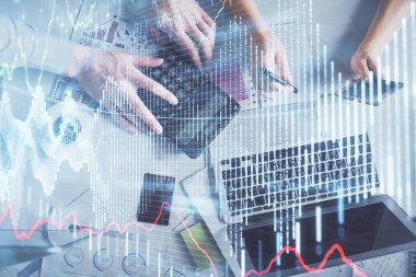 Birlikte çalışan kadın ve erkeğin çifte pozu ve finansal grafik hologramı çizimi. Pazar analizi konsepti. Bilgisayar arkaplanı. Üst Görünüm.