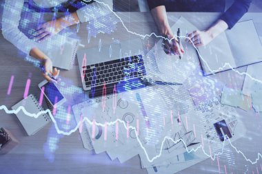 Bilgisayar ve ön grafik hologram çizimi üzerinde çalışan kadın elleri çift pozlama. Üst Manzara. Mali analiz kavramı.