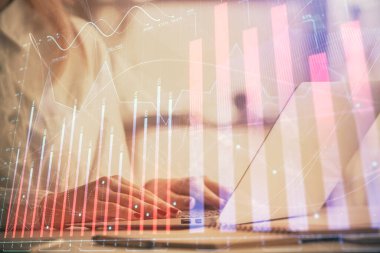 Bilgisayar ve ön grafik hologram çizimi üzerinde çalışan kadın elleri çift pozlama. Mali analiz kavramı.
