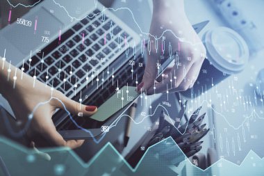 İşkadını ellerinin bilgisayar ve finansal grafik hologramı çizimlerinde çifte pozlama. Borsa analizi kavramı.
