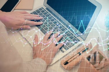 Bilgisayarda ve ön x grafik hologram çiziminde kadın eli yazarken çift pozlama. Borsa analizi kavramı.