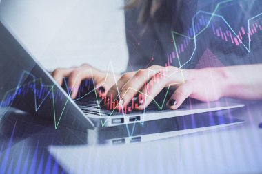 Bilgisayarda ve ön x grafik hologram çiziminde kadın eli yazarken çift pozlama. Borsa yatırım kavramı.