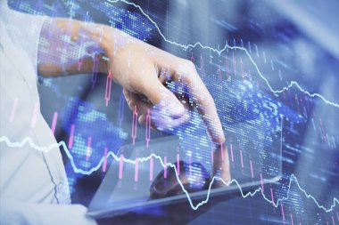 Erkeklerin el ele tutuşup dijital bir cihaz ve ön grafik çizimi kullanırken çift pozlama. Finansal piyasa kavramı.