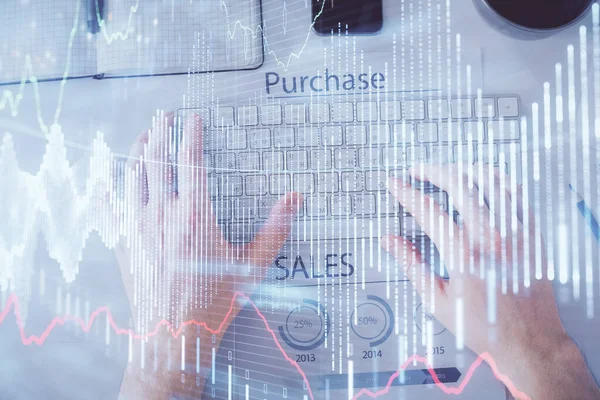 Doppelbelichtung der Hände beim Tippen über Laptop-Tastatur und Forex-Diagramm-Hologrammzeichnung. Ansicht von oben. Finanzmarktkonzept. — Stockfoto