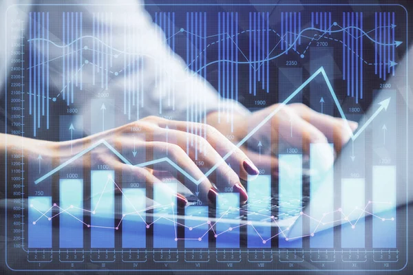 Doble exposición de las manos de la mujer de negocios escribiendo en la computadora y el dibujo del holograma gráfico de divisas. Concepto de análisis financiero. — Foto de Stock