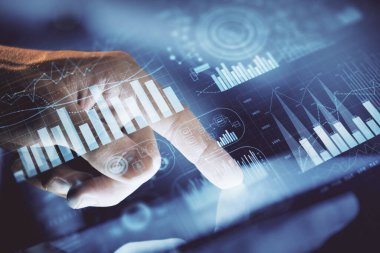 Bir adamın el ele tutuşup, telefon ve finansal çizim kullanırken birden fazla pozlama. Pazar analizi kavramı.