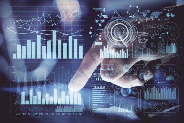 Bir adamın el ele tutuşup, telefon ve finansal çizim kullanırken birden fazla pozlama. Pazar analizi kavramı.