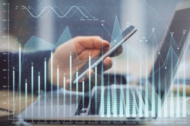 Bir adamın elini tutarken ve bir telefon ve finansal grafik çizimi kullanırken çift pozlama. Analiz kavramı.