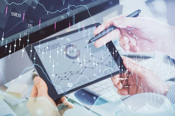 Dubbel exponering av mans händer hålla och använda en telefon och finansiella diagram ritning. Begreppet marknadsanalys. — Stockfoto