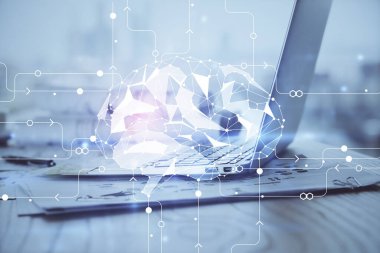Masaüstü bilgisayarı ve insan beyni hologram çiziyor. Ai kavramı.