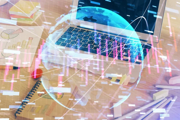 Doppelte Belichtung von Diagramm- und Finanzinformationen und Arbeitsbereich mit Computerhintergrund. Konzept des internationalen Online-Handels. — Stockfoto