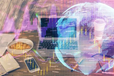 Forx grafiği ve bilgisayarla çalışma alanını iki katına çıkar. Uluslararası çevrimiçi ticaret kavramı.