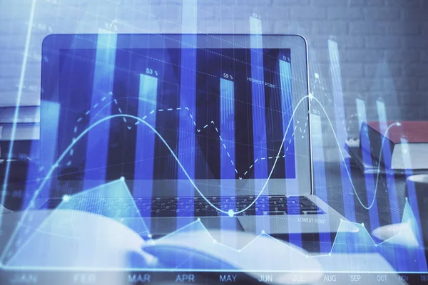 Графік фондового ринку та таблиця з фоном комп'ютера. Подвійна експозиція. Концепція фінансового аналізу . — стокове фото