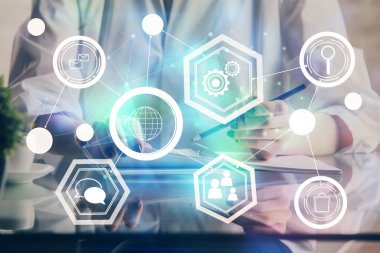 Kadınların el yazısı üzerine sosyal ağ temalı hologram. Uluslararası insanlar birbirine bağlanır. Çift pozlama