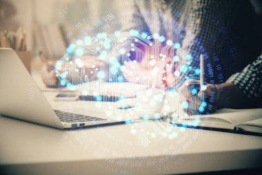 Adam klavyede beyin hologramıyla yazı yazıyor. Büyük Veri Kavramı.