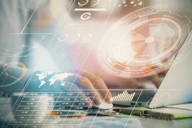 Teknoloji temalı hologramı olan bilgisayar geçmişi olan bir iş adamı. Yüksek teknoloji kavramı. Çoklu pozlama.