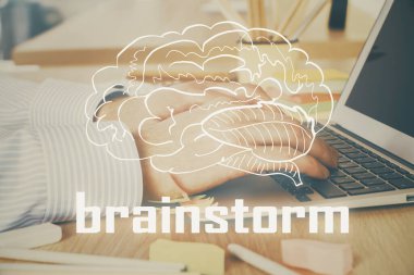 Bilgisayarda çalışan iş adamıyla çizimlere başla. Takım çalışması konsepti. Çift pozlama.