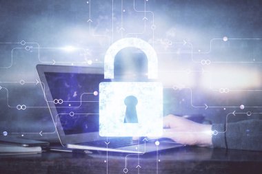 Arka planda bilgisayarda çalışan bir adamla çift kilit simgesine maruz kalma. Ağ güvenliği kavramı.