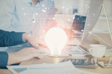 Arkaplanda bilgisayar üzerinde çalışan iş adamıyla birlikte büyüyen oklar. Başarı konsepti. Çift pozlama.