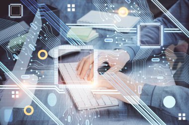 Bilgisayar geçmişi üzerinde çalışan bir adamla teknolojinin hologramına çifte maruz kalma. Büyük veri kavramı.