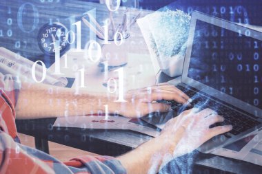 Bilgisayar geçmişi üzerinde çalışan bir adamla teknolojinin hologramına çifte maruz kalma. Büyük veri kavramı.