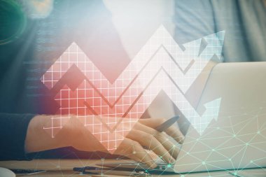 Arkaplanda bilgisayar üzerinde çalışan iş adamıyla birlikte büyüyen oklar. Başarı konsepti. Çift pozlama.