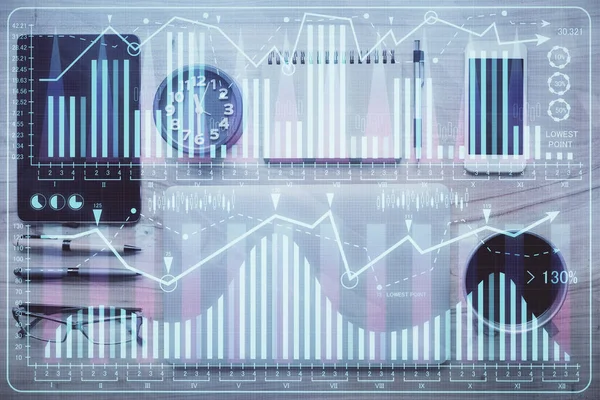 Dvojitá expozice forex grafu hologram přes pracovní plochu s telefonem. Horní pohled. Pojetí mobilní obchodní platformy. — Stock fotografie