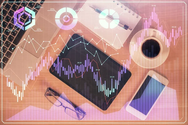 Doble exposición del holograma gráfico financiero sobre el escritorio con el teléfono. Vista superior. Concepto de plataforma de comercio móvil. — Foto de Stock