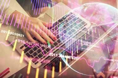 Bilgisayarda ve finansal grafik hologramında kadın eli yazarken çift pozlama. Borsa analizi kavramı.
