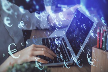 Bilgisayarda ve ön x grafik hologram çiziminde kadın eli yazarken çift pozlama. Borsa yatırım kavramı.