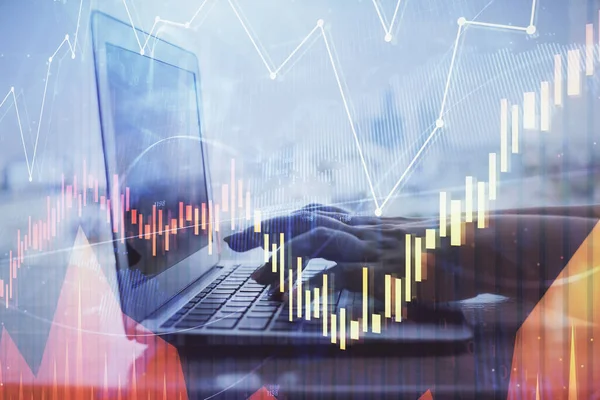 Dobbelt eksponering af kvindelige hænder skrive på computer og forex diagram hologram tegning. Aktiemarkedet investerer koncept. - Stock-foto