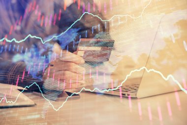 İnternetten alışveriş yapan kadının elinde kredi kartı ve mali grafik çizimi var. Borsa E-ticaret kavramı.