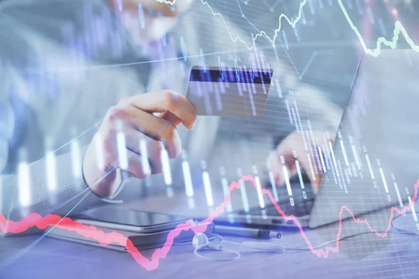 Doppelbelichtung von Menschenhänden, die eine Kreditkarte und ein Forex-Diagramm in der Hand halten. Aktienhandel und digitale Fintech im Internet-E-Commerce-Konzept. — Stockfoto