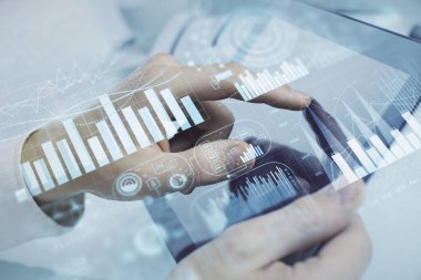Bir adamın el ele tutuşup, telefon ve finansal çizim kullanırken birden fazla pozlama. Pazar analizi kavramı.