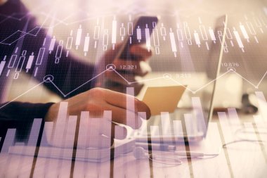 Bir adamın elini tutarken ve bir telefon ve finansal grafik çizimi kullanırken çift pozlama. Analiz kavramı.