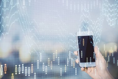 Ön x çizelgesine çift pozlama, hologram çizimi ve cep telefonu kullanan bir kadın. Borsa konsepti.