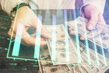 Finansal grafiğe çoklu pozlama hologram, Amerikan dolarları ve insan eli. Analiz kavramı.
