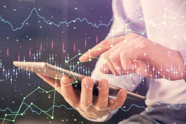 Dubbel exponering av män händer som håller och använder en digital enhet och forex diagram ritning. Begreppet finansmarknad. — Stockfoto