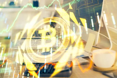 Blockchain temalı holograma ve bilgisayar arkaplanlı masaya çift pozlama. Bitcoin şifreleme para birimi kavramı.