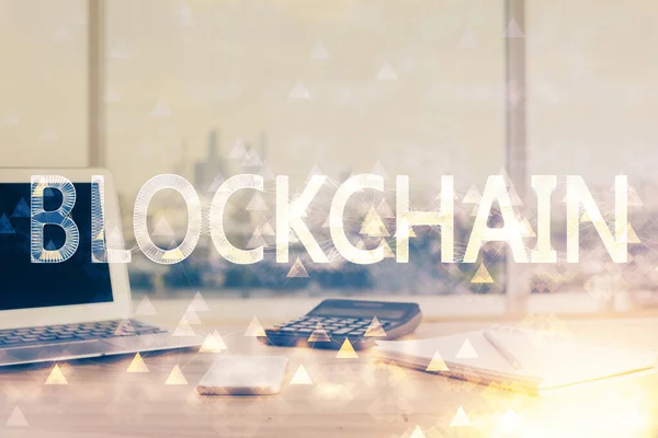 Dubbele blootstelling van blockchain thema hologram en tafel met computer achtergrond. Concept van Bitcoin crypto valuta. — Stockfoto