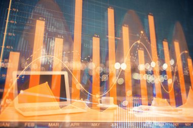 Finansal tablo çizimi ve arka planda bilgisayar olan bir tablo. Çifte maruziyet. Uluslararası pazarlar kavramı.