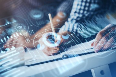 İnsan ellerine ve endüstriler için soyut yenilikçi teknolojilere yakın durun. Çift pozlama.