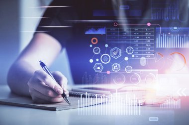 Arka plana veri teknolojisi hud 'u ile el yazısı yazan kadınların çoklu pozları. Yenilik kavramı.