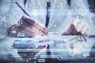 Arka plana veri teknolojisi hud 'u ile el yazısı yazan kadınların çoklu pozları. Büyük veri kavramı.