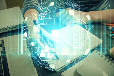 Kadınların el yazısı üzerine sosyal ağ temalı hologram. Uluslararası insanlar birbirine bağlanır. Çift pozlama