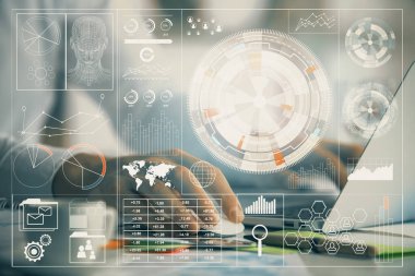 Teknoloji temalı hologramı olan bilgisayar geçmişi olan bir iş adamı. Yüksek teknoloji kavramı. Çoklu pozlama.