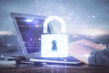 Arka planda bilgisayarda çalışan bir adamla çift kilit simgesine maruz kalma. Ağ güvenliği kavramı.